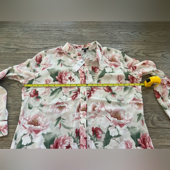 Express Relaxed Floral Portofino Blouse - Picture 3 of 8